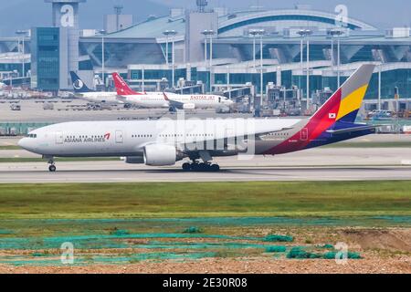 Incheon, Südkorea - 24. Mai 2016: Asiana Airlines Boeing 777-200er Flugzeug am Seoul Incheon Airport (ICN) in Südkorea. Stockfoto