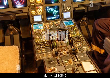 Stuttgart, 28. Februar 2018: Cockpit eines Germanwings Airbus A319 am Flughafen Stuttgart (STR) in Deutschland. Airbus ist ein europäisches Flugzeugmanu Stockfoto