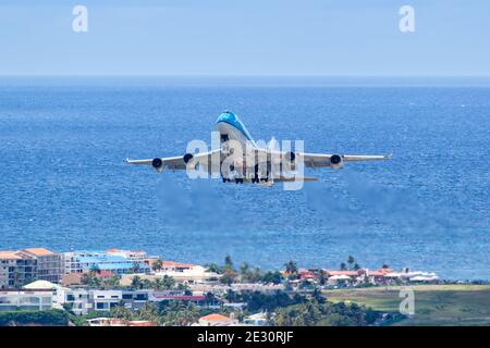 Sint Maarten, Niederländische Antillen - 18. September 2016: Flugzeug KLM Asia Boeing 747-400 am Flughafen Sint Maarten (SXM) in der Karibik. Stockfoto