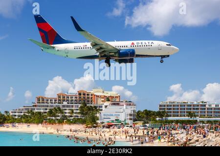 Sint Maarten, Niederländische Antillen - 15. September 2016: Flugzeug der Delta Air Lines Boeing 737-700 am Flughafen Sint Maarten (SXM) in der Karibik. Stockfoto