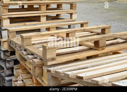 Gestapelte Holzpaletten. Holzpaletten stehen in einem Stapel. Nahaufnahme. Stockfoto