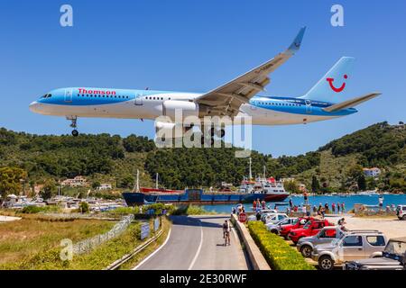 Skiathos, Griechenland - 3. Juni 2016: Boeing 757-200 von Thomson Airways am Flughafen Skiathos (JSI) in Griechenland. Boeing ist eine amerikanische Flugzeugmanufaktur Stockfoto
