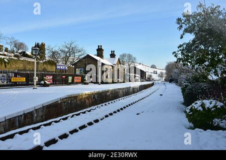 Schnee auf dem Bahnhof Oakworth, auf dem KWVR, West Yorkshire Stockfoto