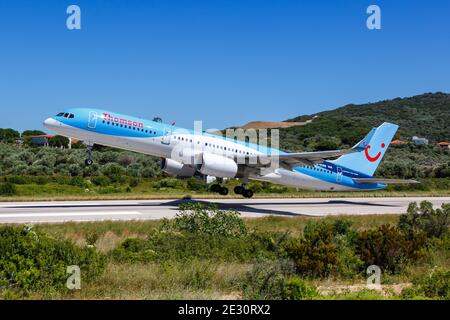 Skiathos, Griechenland - 3. Juni 2016: Boeing 757-200 von Thomson Airways am Flughafen Skiathos (JSI) in Griechenland. Boeing ist eine amerikanische Flugzeugmanufaktur Stockfoto