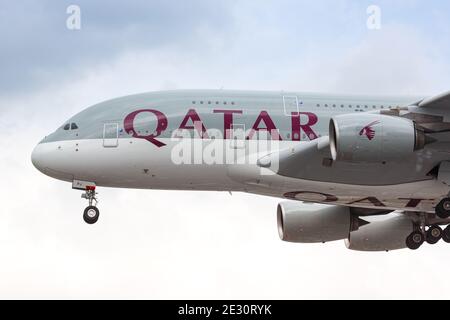 London, Großbritannien - 10. Juli 2019: Qatar Airways Airbus A380-800 am Flughafen London Heathrow (LHR) in Großbritannien. Stockfoto