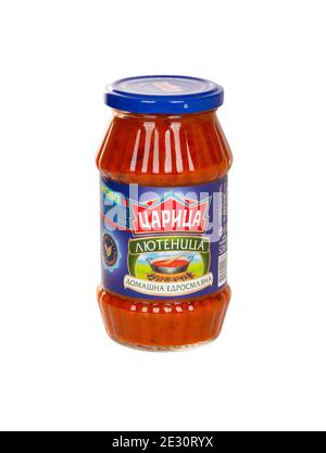 BURGAS, BULGARIEN - 16. JANUAR 2021: Traditionelle bulgarische Küche - Tsaritca grob gemahlen lutenitsa Deroni 520 g isoliert auf weißem Hintergrund mit cl Stockfoto