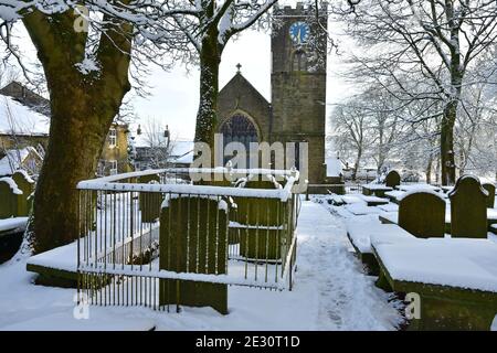 St. Michaels und alle Engel Kirche und Friedhof, in Haworth, im Schnee, West Yorkshire Stockfoto