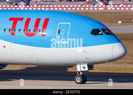 Stuttgart, 19. Dezember 2020: TUI Boeing 787-9 Dreamliner am Flughafen Stuttgart (STR) in Deutschland. Boeing ist ein amerikanischer Flugzeugmensch Stockfoto