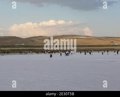 TUZ GOLU,AKSARAY,TÜRKEI-JULI 22:Unidentifizierte Menschen gehen auf Salzsee.Juli 22,2017 in Tuz Golu in Aksaray,Türkei. Stockfoto