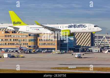 Stuttgart, 19. Dezember 2020: Air Baltic Airbus A220-300 am Flughafen Stuttgart (STR) in Deutschland. Airbus ist ein europäisches Flugzeughersteller Stockfoto