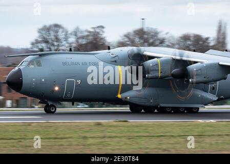 Ein Airbus A400M Atlas-Militärflugzeug der belgischen Luftwaffe ist bereit, am Flughafen Brüssel zu landen. Stockfoto