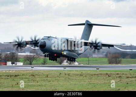 Ein Airbus A400M Atlas-Militärflugzeug der belgischen Luftwaffe ist bereit, am Flughafen Brüssel zu landen. Stockfoto