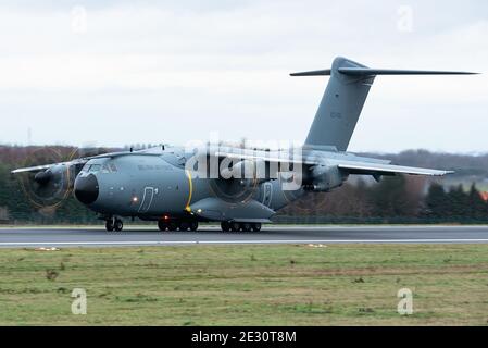 Ein Airbus A400M Atlas-Militärflugzeug der belgischen Luftwaffe ist bereit, am Flughafen Brüssel zu landen. Stockfoto