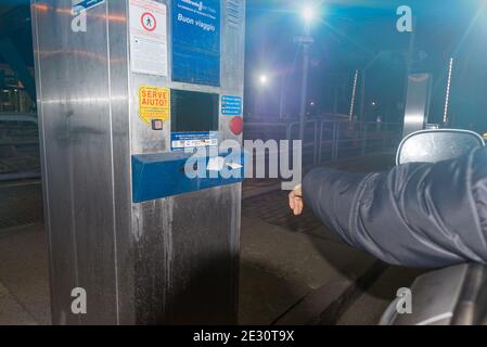 Mann nimmt Ticket von einer Mautstelle auf einem Italiener autobahn Stockfoto