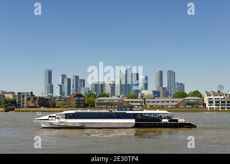 Uber thames Clippers Fährschiff, Island Gardens und Canary Wharf docklands, Greenwich, London, Vereinigtes Königreich Stockfoto