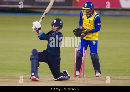 Chester le Street, England, 11. September 2020. Luis Reece von Derbyshire Falcons wird von Scott Steel von Durham Cricket während ihres Vitality Blast-Spiels am Riverside Ground, Chester le Street, in die Scholle gehauen. Der Durham Wicket Keeper ist David Bedingham. Stockfoto