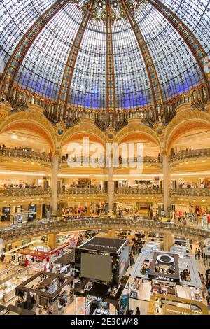 Menschen einkaufen in Luxus Lafayette in Paris, Frankreich Stockfoto