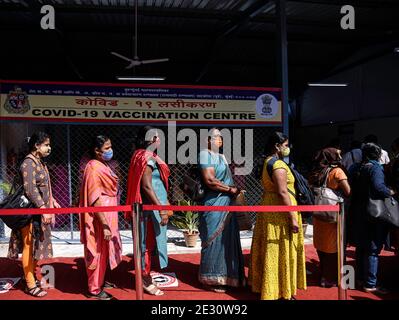 (210116) -- MUMBAI, 16. Januar 2021 (Xinhua) -- Gesundheitsarbeiter warten in der Schlange, um den COVID-19-Impfstoff in Mumbai, Indien, am 16. Januar 2021 zu erhalten. Der indische Premierminister Narendra Modi hat am Samstag die landesweite Impfkampagne zur Bekämpfung der COVID-19-Pandemie gestartet. (Foto von Fariha Farooqui/Xinhua) Stockfoto