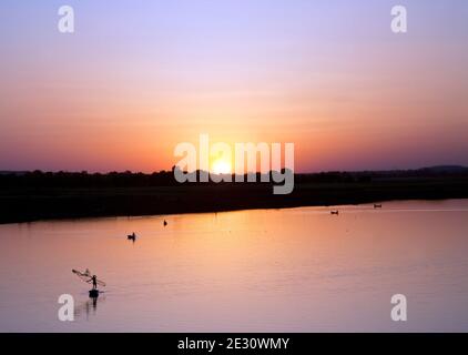 Fischer netfishing.Benisagar Reservoir.Near Khajuraho.Madhya Pradesh.Indien Stockfoto