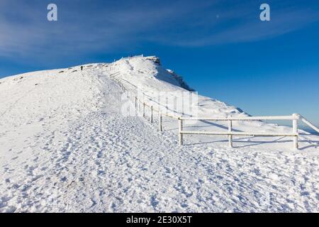 Wanderer auf einem kalten, schneebedeckten Berg an einem knackigen, hellen, sonnigen Tag (Corn Du) Stockfoto