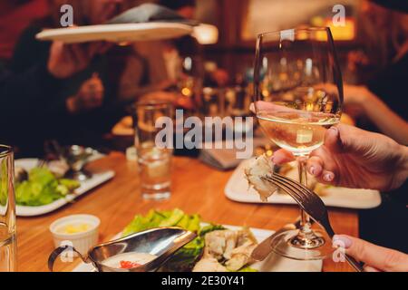 Tisch des Genießens von Essen mit Familie und Freunden Draufsicht Stockfoto