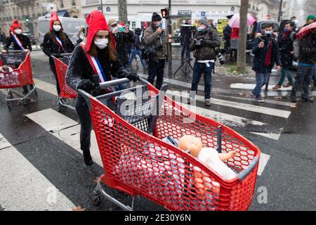 Demonstranten, die Phrygian Mütze tragen und einen Einkaufswagen mit Babypuppen schieben, während eines Protestes von La manif pour tous, der konservativen Aktivistengruppe 'La Manif Pour Tous', gegen den Bioethik-Gesetzentwurf zur medizinisch unterstützten Reproduktion (PMA - Procreation Medicalement Assistee) neben dem Gesundheitsminister in Paris, Frankreich, rief, Am 16 2021. januar. Foto von Raphael Lafargue/ABACAPRESS.COM Stockfoto