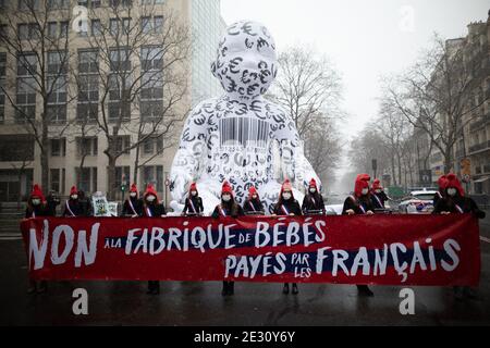 Demonstranten mit phrygischer Mütze und schieben einen Einkaufswagen mit Baby-Puppen neben einen riesigen Babyballon mit einem Banner Nein die Herstellung von Babys, die von französischen Bürgern während eines Protestes bezahlt wurden, der von La manif pour tous, der konservativen Aktivistengruppe 'La Manif Pour Tous' gegen die Bioethik, gegen die Bioethik einberufen wurde Gesetzentwurf über medizinisch assistierte Reproduktion (PMA - Zeugung Medicalement Assistee) neben dem Minister für Gesundheit, in Paris, Frankreich, am 16 2021. januar. Foto von Raphael Lafargue/ABACAPRESS.COM Stockfoto