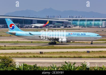 Guangzhou, China - 24. September 2019: Koreanischer Air Airbus A330-300 am Flughafen Guangzhou (CAN) in China. Airbus ist ein europäischer Flugzeughersteller Stockfoto