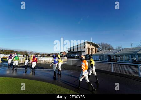 Eine allgemeine Ansicht als Jockeys ihren Weg zum Paradering auf Warwick Racecourse machen. Stockfoto