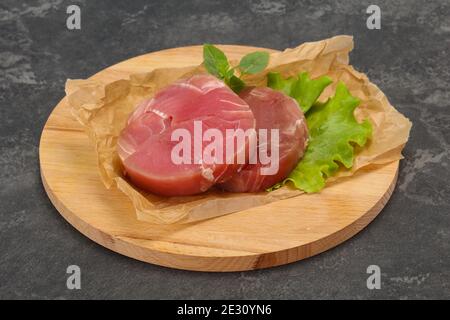 Rohen Thunfisch runde Steak bereit für Grill Stockfoto