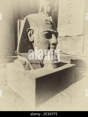 Luxor. Dies ist die Büste von Ramesses II am Eingang zum 3500 Jahre alten UNESCO-Weltkulturerbe des Tempels von Luxor, Teil des größten Tempelkomplexes der Welt, am Nil in der Stadt Luxor, die früher in der Antike als Theben bekannt war, Bau von denen ist weitgehend auf den Pharao König Ramesses II gutgeschrieben, Ramesses der große Stockfoto