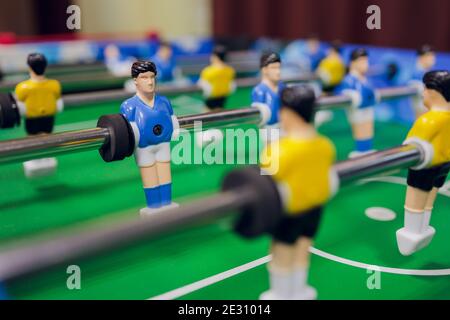 Focus Ball in Start Fußball Tischspiel. Junge Spielzeug Sport Spiel Konzept. Fußball-Tisch ist Entspannung Aktivitäten innen für Kinder und Familie Stockfoto