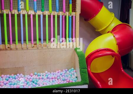 Plastikrutsche im Kinderspielplatz. Kinderrutsche im Spielzimmer Stockfoto