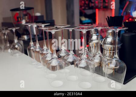 Gläser Wein. Gläser hängen über der Bar im Restaurant. Leere Gläser für Wein. Wein- und martini-Gläser im Regal über einem Barregal im Restaurant Stockfoto