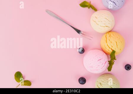 Draufsicht auf verschiedene aromatisierte leckere Eisschaufeln und Beeren isoliert auf einem rosa Hintergrund Stockfoto