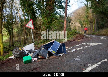 Fly - Kippen von unerwünschtem Hausmüll am Straßenrand in der Nähe von Westerham in Kent, England. Dezember 2020 Stockfoto