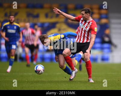 London, Großbritannien. Januar 2021. Charlie Wyke von Sunderland und Daniel Csoka von AFC Wimbledon kämpfen während des Sky Bet League 1 Spiels in der Plough Lane, London um den Ball Bild von Daniel Hambury/Focus Images/Sipa USA 16/01/2021 Credit: SIPA USA/Alamy Live News Stockfoto