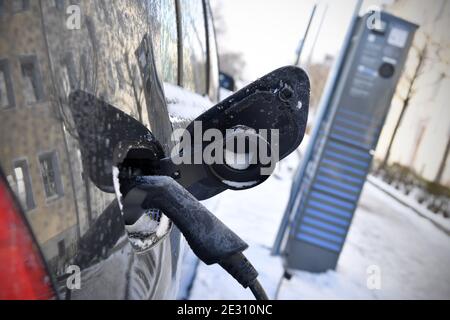 München, Deutschland. Januar 2021. Laden eines Elektroautos im Winter, wenn es eiskalt ist. Stecker eines E-Autos während des Ladevorgangs in der kalten Jahreszeit wird Elektroauto-E-Auto geladen, Ladestecker, Ladekabel, Ladesäule, Ladebuchse, E-Mobilität, Elektrifizierung. Elektromobilität, Stecker. Autohersteller, Auto, Autos, Automobile, Hersteller, Automobilindustrie, Premium-Marke. Elektrofahrzeug, Elektrofahrzeuge.BMW Â Nutzung weltweit Credit: dpa/Alamy Live News Stockfoto