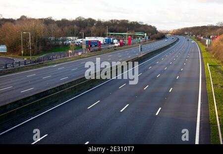 Eine nahe verlassene M25 an der Clacket Lane Tankstelle an der Grenze zu Surrey/Kent, Großbritannien. Dieser berüchtigte Autobahnabschnitt ist normalerweise voll mit tra Stockfoto