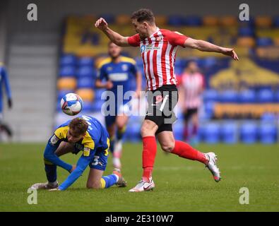 London, Großbritannien. Januar 2021. Charlie Wyke von Sunderland und Daniel Csoka von AFC Wimbledon kämpfen während des Sky Bet League 1 Spiels in der Plough Lane, London um den Ball Bild von Daniel Hambury/Focus Images/Sipa USA 16/01/2021 Credit: SIPA USA/Alamy Live News Stockfoto