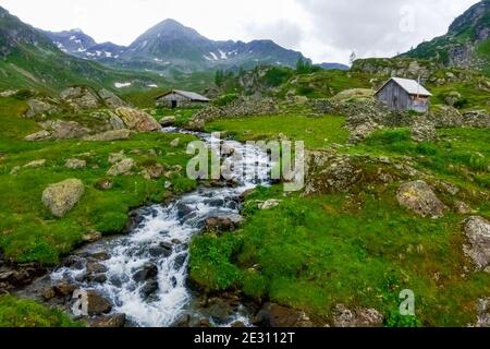 Wunderschöner kleiner Bergbach zwischen Felsen in den Bergen Stockfoto