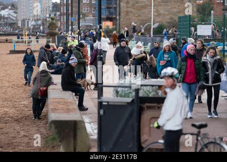 Portobello, Schottland, Großbritannien. 16. Januar 2021. Trotz der nationalen Sperre und der heutigen Verschärfung der Beschränkungen für das Servieren von Essen zum Mitnehmen und gesellschaftlichen Zusammenkünften, Portobello Promenade und Strand erwies sich als so beliebt wie immer am Samstagnachmittag mit vielen Mitgliedern der Öffentlichkeit, die dorthin zu Fuß und besuchen Cafés, die Essen und Getränke zum Mitnehmen anbieten. Keine Polizeipatrouillen waren offensichtlich. Iain Masterton/Alamy Live News Stockfoto