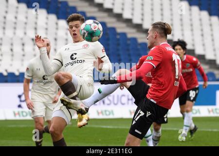 Hannover, Deutschland. Januar 2021. Fußball: 2. Bundesliga, Hannover 96 - FC St. Pauli, Matchday 16 in der HDI Arena. Hannovers Marvin Ducksch (r) spielt gegen St. Paulis Finn Ole Becker. Quelle: Swen Pförtner/dpa - WICHTIGER HINWEIS: Gemäß den Bestimmungen der DFL Deutsche Fußball Liga und/oder des DFB Deutscher Fußball-Bund ist es untersagt, im Stadion und/oder des Spiels aufgenommene Fotos in Form von Sequenzbildern und/oder videoähnlichen Fotoserien zu verwenden oder zu verwenden./dpa/Alamy Live News Stockfoto