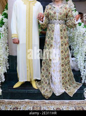 Marokkanische Hochzeit. Der Bräutigam trägt eine marokkanische Jellaba. Er hält sich in den Händen der Braut, die den MAROKKANISCHEN Kaftan trägt Stockfoto