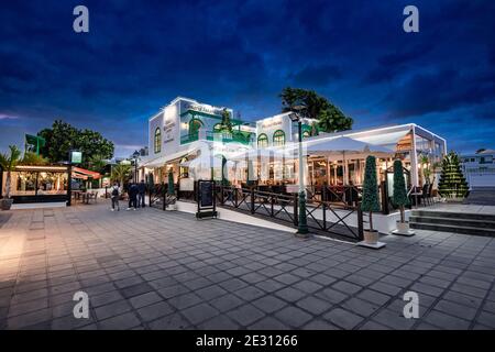 Lanzarote, Spanien; 14. Januar 2021: Blick auf den Restaurantbereich in Costa Teguise auf der Insel Lanzarote, Spanien Stockfoto