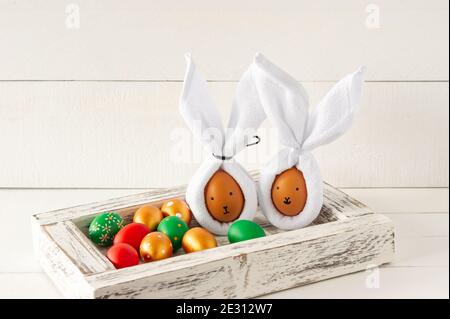 Osterhasen-Ohren aus Servietten und Eiern. Festliche Dekoration für den Urlaub. Stockfoto