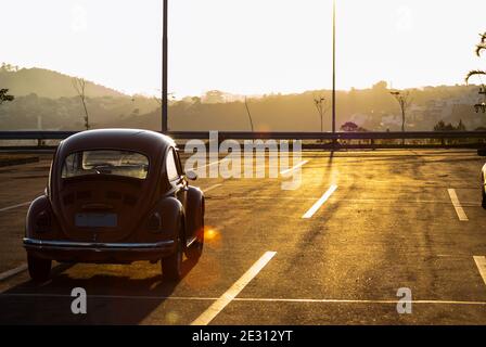 Alte Volkswagen Beetle geparkt bei Sonnenuntergang Stockfoto