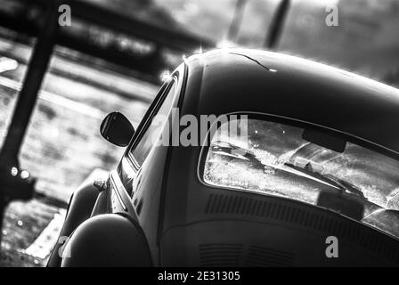 Alte Volkswagen Beetle geparkt bei Sonnenuntergang Stockfoto