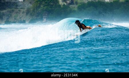 Surfer auf einer blauen Welle. Fotos in hoher Qualität Stockfoto