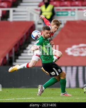 Harlee Dean von Birmingham City (vorne) und Duncan Watmore von Middlesbrough (hinten) kämpfen beim Sky Bet Championship-Spiel im Riverside Stadium, Middlesbrough, um den Ball. Stockfoto